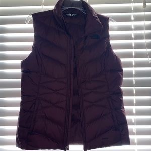 Northface vest size small. Like new only worn once, smoke free home.